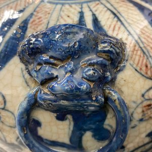 Een paar Chinese blauw-witte en koperrode Nanking craquelé meiping vazen, 19e eeuw — foto 12