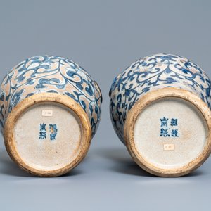Een paar Chinese blauw-witte en koperrode Nanking craquelé meiping vazen, 19e eeuw — foto 6