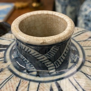 Een paar Chinese blauw-witte en koperrode Nanking craquelé meiping vazen, 19e eeuw — foto 8