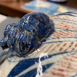 Een paar Chinese blauw-witte en koperrode Nanking craquelé meiping vazen, 19e eeuw — foto 9