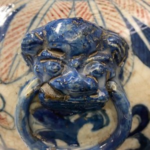 Een paar Chinese blauw-witte en koperrode Nanking craquelé meiping vazen, 19e eeuw — foto 10