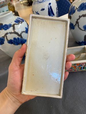Een paar Chinese blauw-witte en koperrode vazen, een blauw-witte dekselvaas en een Canton famille rose dekseldoos, 19/20e eeuw — foto 12
