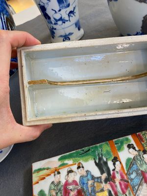 Een paar Chinese blauw-witte en koperrode vazen, een blauw-witte dekselvaas en een Canton famille rose dekseldoos, 19/20e eeuw — foto 13
