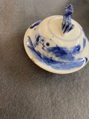 Een paar Chinese blauw-witte en koperrode vazen, een blauw-witte dekselvaas en een Canton famille rose dekseldoos, 19/20e eeuw — foto 15