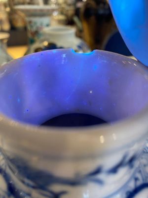 Een paar Chinese blauw-witte en koperrode vazen, een blauw-witte dekselvaas en een Canton famille rose dekseldoos, 19/20e eeuw — foto 16