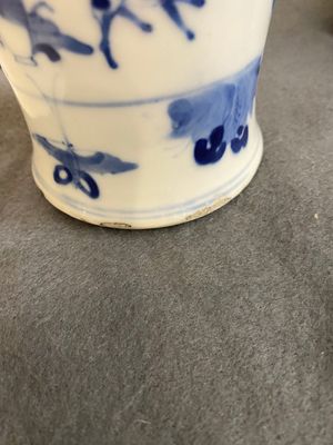 Een paar Chinese blauw-witte en koperrode vazen, een blauw-witte dekselvaas en een Canton famille rose dekseldoos, 19/20e eeuw — foto 17