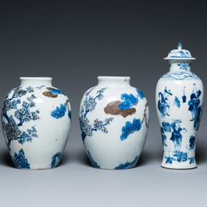 Een paar Chinese blauw-witte en koperrode vazen, een blauw-witte dekselvaas en een Canton famille rose dekseldoos, 19/20e eeuw — foto 4