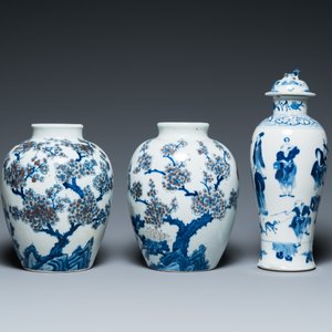 Een paar Chinese blauw-witte en koperrode vazen, een blauw-witte dekselvaas en een Canton famille rose dekseldoos, 19/20e eeuw — foto 5