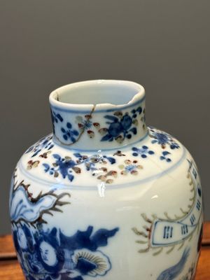 Een paar Chinese blauw-witte en koperrode vazen met deksels, Kangxi merk, 19e eeuw — foto 14