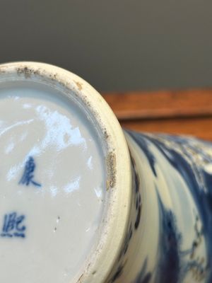 Een paar Chinese blauw-witte en koperrode vazen met deksels, Kangxi merk, 19e eeuw — foto 20
