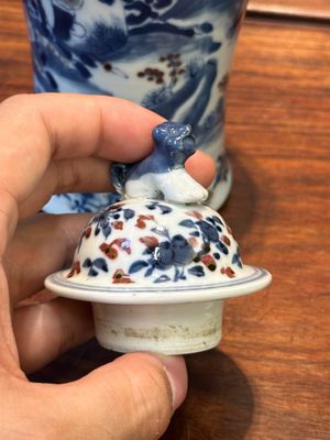 Een paar Chinese blauw-witte en koperrode vazen met deksels, Kangxi merk, 19e eeuw — foto 6