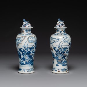 Een paar Chinese blauw-witte en koperrode vazen met deksels, Kangxi merk, 19e eeuw — foto 1