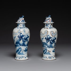 Een paar Chinese blauw-witte en koperrode vazen met deksels, Kangxi merk, 19e eeuw — foto 2