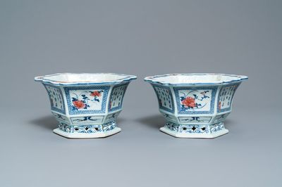 Een paar Chinese blauw-witte en onderglazuur rode jardinières, 18/19e eeuw
