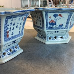 Een paar Chinese blauw-witte en onderglazuur rode jardinières, 18/19e eeuw — foto 14
