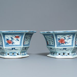 Een paar Chinese blauw-witte en onderglazuur rode jardinières, 18/19e eeuw — foto 3