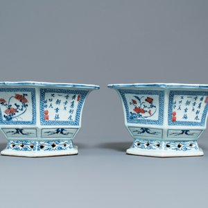 Een paar Chinese blauw-witte en onderglazuur rode jardinières, 18/19e eeuw — foto 4