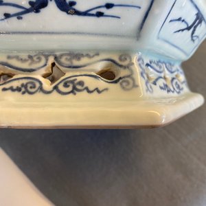 Een paar Chinese blauw-witte en onderglazuur rode jardinières, 18/19e eeuw — foto 8