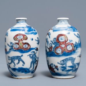 Een paar Chinese blauw-witte en onderglazuur rode snuifflessen, Yongzheng merk, 19e eeuw — foto 1