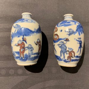 Een paar Chinese blauw-witte en onderglazuur rode snuifflessen, Yongzheng merk, 19e eeuw — foto 17