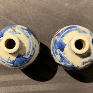 Een paar Chinese blauw-witte en onderglazuur rode snuifflessen, Yongzheng merk, 19e eeuw — foto 19
