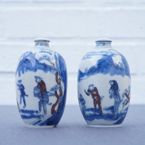 Een paar Chinese blauw-witte en onderglazuur rode snuifflessen, Yongzheng merk, 19e eeuw — foto 9