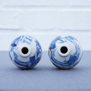 Een paar Chinese blauw-witte en onderglazuur rode snuifflessen, Yongzheng merk, 19e eeuw — foto 10
