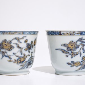 Een paar Chinese blauw-witte en vergulde koppen en schotels, Qianlong — foto 2