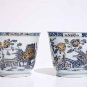 Een paar Chinese blauw-witte en vergulde koppen en schotels, Qianlong — foto 5