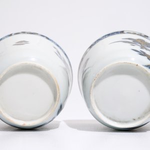 Een paar Chinese blauw-witte en vergulde koppen en schotels, Qianlong — foto 7