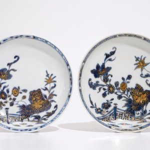 Een paar Chinese blauw-witte en vergulde koppen en schotels, Qianlong — foto 8