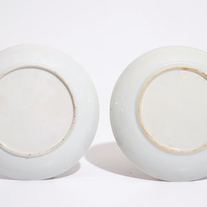 Een paar Chinese blauw-witte en vergulde koppen en schotels, Qianlong — foto 9
