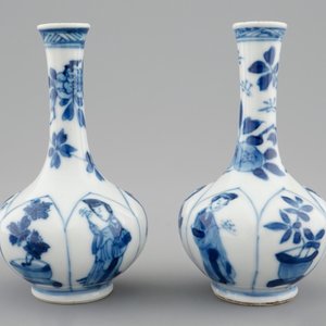 Een paar Chinese blauw-witte flesvormige vaasjes met lange Lijzen, Kangxi — foto 2