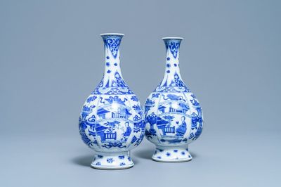 Een paar Chinese blauw-witte flesvormige vazen, Kangxi