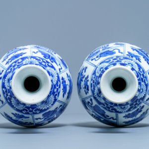 Een paar Chinese blauw-witte flesvormige vazen, Kangxi — foto 9