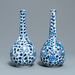 Een paar Chinese blauw-witte flesvormige vazen met draken, 19e eeuw — foto 1