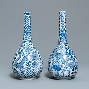 Een paar Chinese blauw-witte flesvormige vazen met draken, 19e eeuw — foto 2