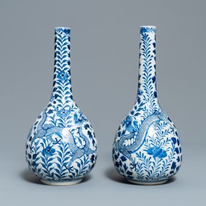 Een paar Chinese blauw-witte flesvormige vazen met draken, 19e eeuw — foto 4