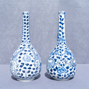 Een paar Chinese blauw-witte flesvormige vazen met draken, 19e eeuw — foto 10