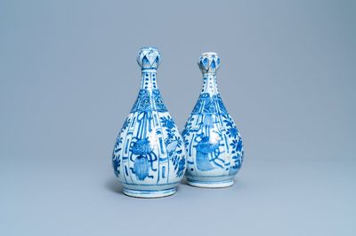Een paar Chinese blauw-witte flesvormige vazen met knoflookhals, Wanli