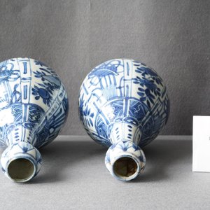 Een paar Chinese blauw-witte flesvormige vazen met knoflookhals, Wanli — foto 14