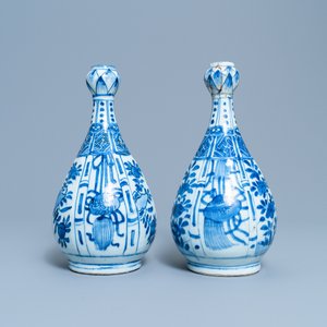 Een paar Chinese blauw-witte flesvormige vazen met knoflookhals, Wanli — foto 6