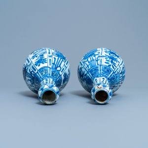 Een paar Chinese blauw-witte flesvormige vazen met knoflookhals, Wanli — foto 10