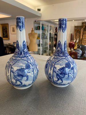 Een paar Chinese blauw-witte flesvormige vazen met mythische dieren, 19e eeuw — foto 1