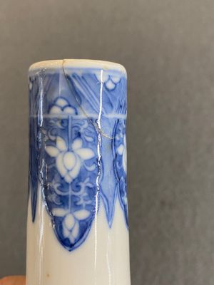 Een paar Chinese blauw-witte flesvormige vazen met mythische dieren, 19e eeuw — foto 11