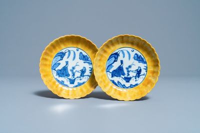 Een paar Chinese blauw-witte gelobde borden met gele rand, 'haas' merk, Wanli