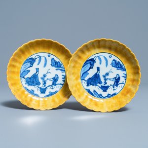 Een paar Chinese blauw-witte gelobde borden met gele rand, 'haas' merk, Wanli — foto 1