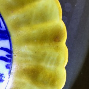 Een paar Chinese blauw-witte gelobde borden met gele rand, 'haas' merk, Wanli — foto 13