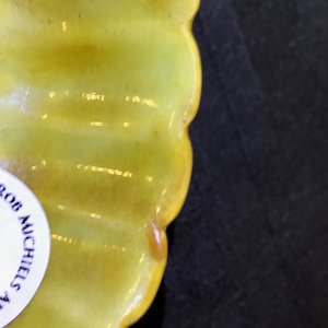 Een paar Chinese blauw-witte gelobde borden met gele rand, 'haas' merk, Wanli — foto 14