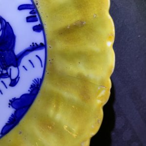 Een paar Chinese blauw-witte gelobde borden met gele rand, 'haas' merk, Wanli — foto 3